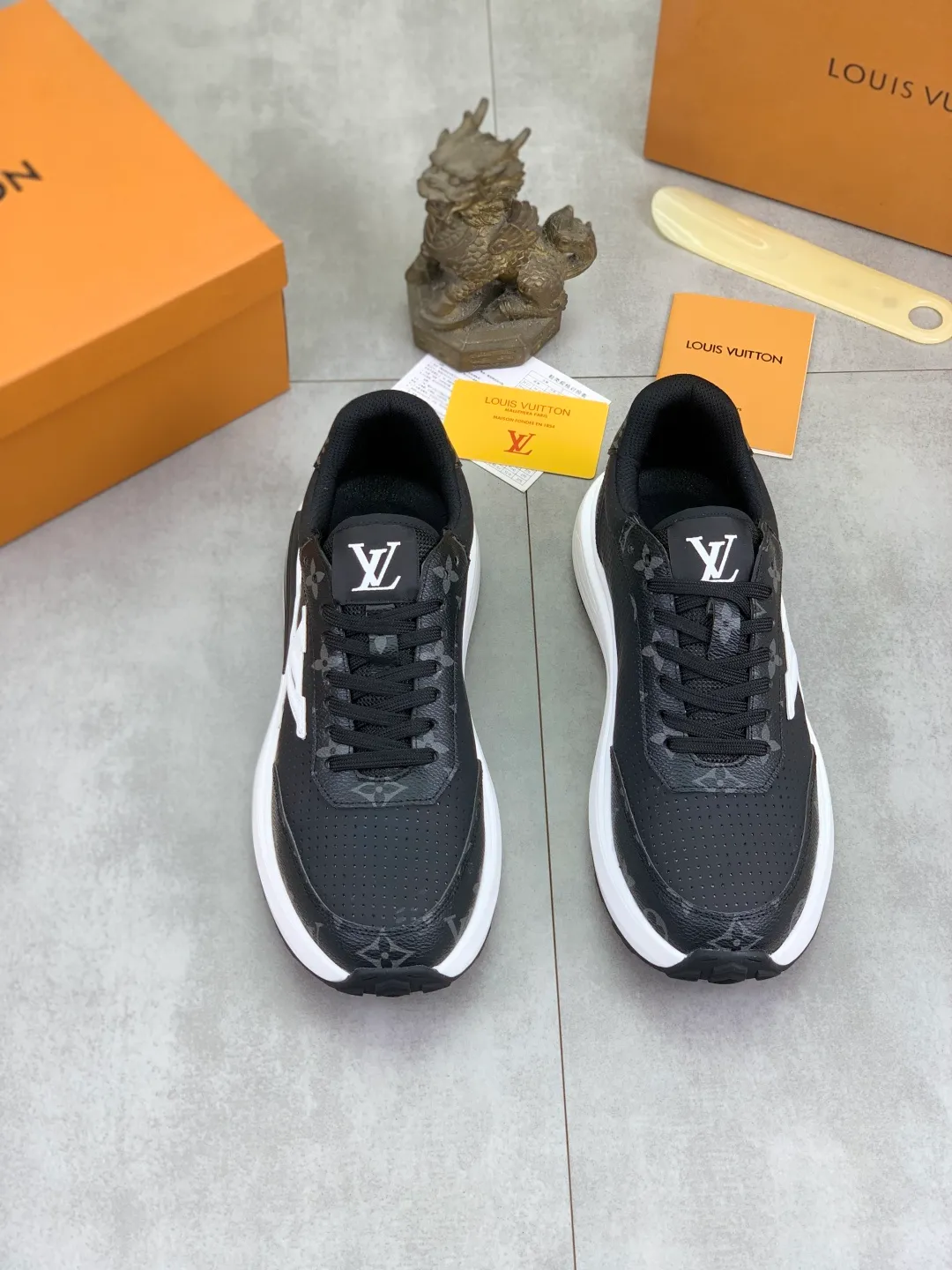 Men's shoes 💰P460 💰 [New model] 🆘 The latest model from LV official website 🎁 Casual and fashionable men's shoes 👟 Hot style 💥 Simple and elegant style, exclusive for trendy men. Unique latest brand elements from the official website 👑 Original decoration, fashionable and generous, the fabric is made of original calfskin ➕ Comfortable and breathable mesh lining ➕ Pigskin lining ✅The official website specifies wear-resistant casual outsole, the classic model is taken in real life🎬Color: 3️⃣colors available😍Number of codes: 38-44 (45 46 customized)